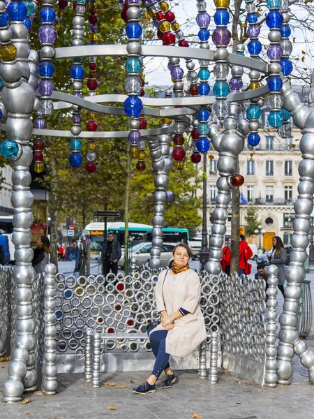 Paris Francia Octubre 2017 Atractiva Mujer Sienta Banco Cerca Entrada —  Fotos de Stock