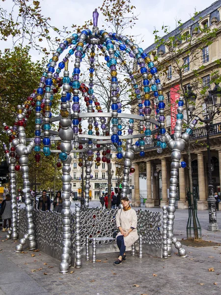 フランス 2017 地下鉄パレ ロワイヤルの地下鉄への美しく装飾された入り口そばのベンチに座っている魅力的な女性 — ストック写真