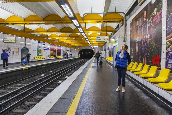 Paris Francia Octubre 2017 Los Pasajeros Esperan Tren Metro —  Fotos de Stock