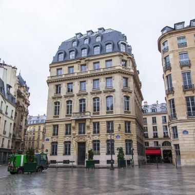 Paris, Fransa, üzerinde 27 Ekim 2017. Sonbahar şehir manzarası. Çekici bir mimari kompleks şık güzel evler yapmak. 