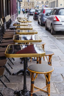 Paris, Fransa, üzerinde 27 Ekim 2017. Sokakta küçük tablolar ile çekici Cafe ziyaret edenler sabah bekliyor.. 