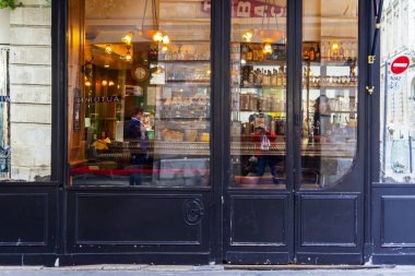 Paris, Fransa, üzerinde 30 Ekim 2017. Hava ile şişirilen balonlar bir güzel gösteri-pencere üzerinde eski Shop yerleştirilir. Şehir binaların büyük bir pencerede yansıtılır