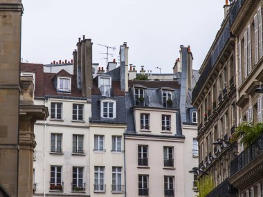 Paris, Fransa, üzerinde 27 Ekim 2017. Şehir sokak ve tipik mimari detaylar şehir merkezinde evlerin bilir. Bina cephe parçası, tipik Paris mansards