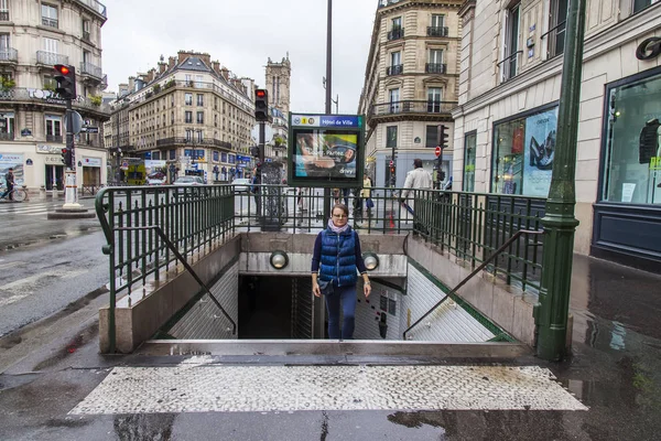 フランス 2017 魅力的な若い女性が 地下鉄から出る — ストック写真