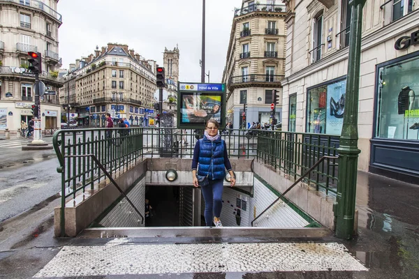 フランス 2017 魅力的な若い女性が 地下鉄から出る — ストック写真