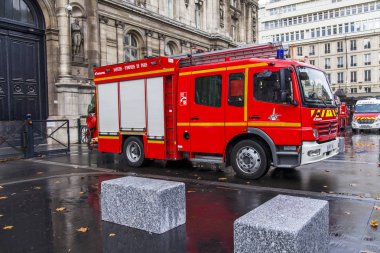 Paris, Fransa, üzerinde 27 Ekim 2017. Sokak şehir itfaiye arabası durdu