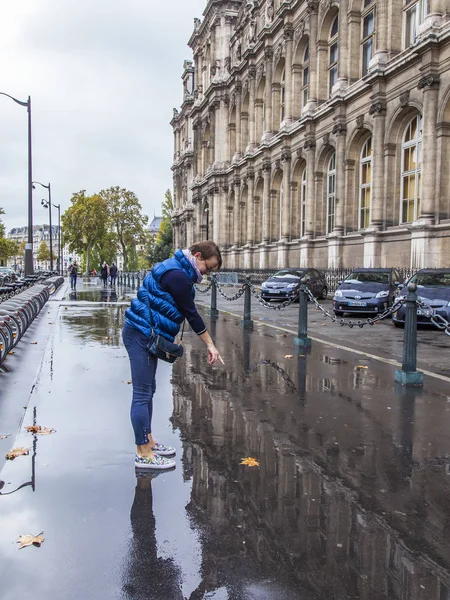 フランス 2017 秋の風景 魅力的な若い女性は 秋の黄葉 雨の後濡れている上に落ちて — ストック写真