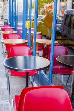 Paris, Fransa, üzerinde 27 Ekim 2017. Sokakta küçük tablolar ile çekici Cafe sabah ziyaretçi bekliyor. Şehrin büyük bir pencerede yansıyan