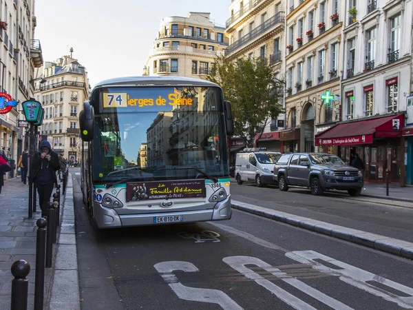 Paris Francia Octubre 2017 Autobús Por Calle Ciudad —  Fotos de Stock