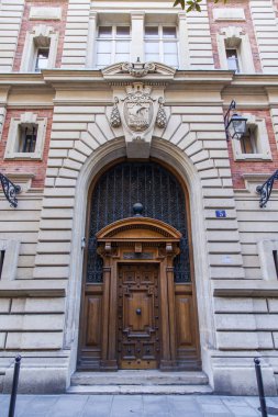 Paris, Fransa, üzerinde 27 Ekim 2017. Geleneksel dekor bir giriş kapısı eski binanın Süsle 