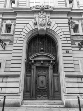 Paris, Fransa, üzerinde 27 Ekim 2017. Geleneksel dekor bir giriş kapısı eski binanın Süsle 