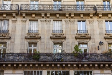 Paris, Fransa, üzerinde 27 Ekim 2017. Şehir sokak ve tipik mimari detaylar şehir merkezinde evlerin bilir. Bina cephe parçası,