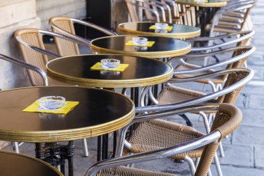 Paris, Fransa, üzerinde 27 Ekim 2017. Sokakta küçük tablolar ile çekici Cafe ziyaret edenler sabah bekliyor.. 