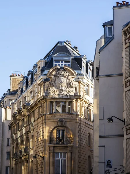 フランス 2017 太陽の光のダウンタウンの住宅の都市通り 典型的な建築詳細 建物ファサード フラグメント 典型的なパリ風 Mansards — ストック写真