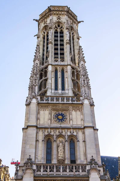 在2017年10月30日 庞坦埃格斯圣日耳曼 Auxerrois 建筑部分钟楼风格的晚哥特式 — 图库照片