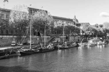  Paris, Fransa, üzerinde 30 Ekim 2017. Sonbahar şehir manzarası. River Seine, açık sarı ağaçlar karaya bilir ve güzel bir mimari kompleks set of yapmak hangi evler