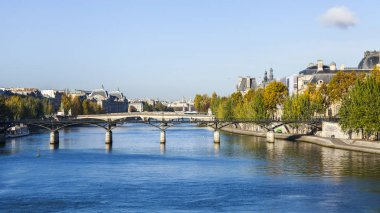  Paris, Fransa, üzerinde 30 Ekim 2017. Sonbahar şehir manzarası. Seine Nehri bilir, açık sarı karaya, ağaçlar güzel bentleri ve Le pont des Arts Köprüsü