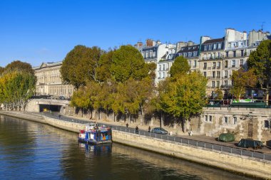  Paris, Fransa, üzerinde 30 Ekim 2017. Sonbahar şehir manzarası. River Seine, açık sarı ağaçlar karaya bilir ve güzel bir mimari kompleks set of yapmak hangi evler