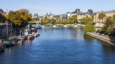  Paris, Fransa, üzerinde 30 Ekim 2017. Sonbahar şehir manzarası. Seine Nehri bilir, açık sarı karaya, ağaçlar güzel bentleri ve Le pont des Arts Köprüsü