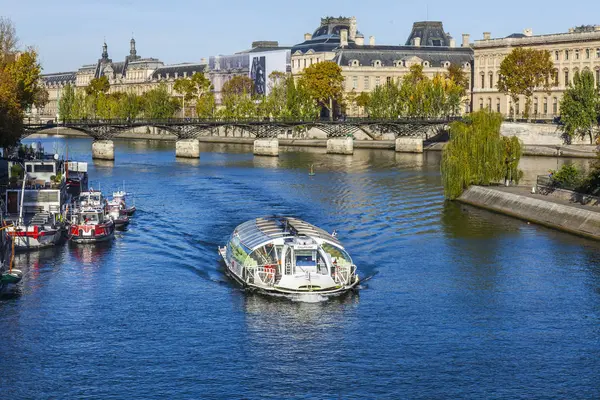 フランス 2017 秋の風景 セーヌ川を歩いて船が浮かんでいます 太陽の光 水と美しい堤防の表面 — ストック写真