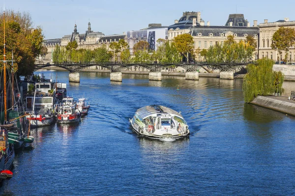 フランス 2017 秋の風景 セーヌ川を歩いて船が浮かんでいます 太陽の光 水と美しい堤防の表面 — ストック写真