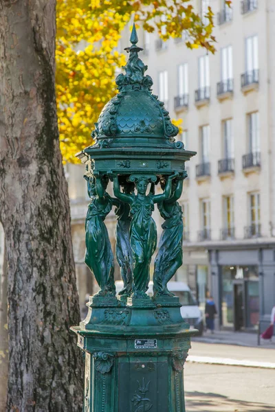 フランス 2017 秋の風景 水を飲むと典型的な噴水を飾る通り — ストック写真
