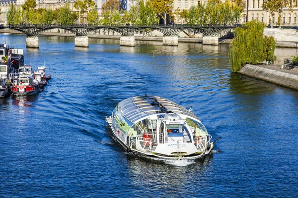 Paris Frankreich Oktober 2017 Herbstliche Stadtlandschaft Das Wandelnde Schiff Schwimmt — Stockfoto