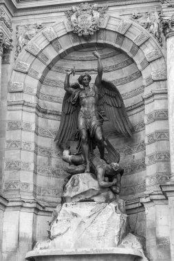   Paris, Fransa, üzerinde 27 Ekim 2017. Çok katlı binanın duvarına bitişik şehirde sonbahar güneş ışıkları Fontaine Saint-Michel, en güzel. Mimari parça