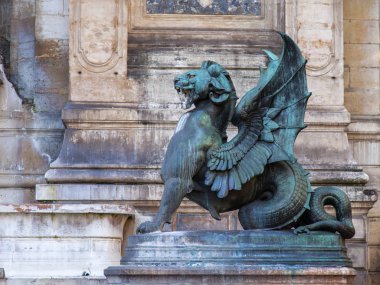   Paris, Fransa, üzerinde 27 Ekim 2017. Çok katlı binanın duvarına bitişik şehirde sonbahar güneş ışıkları Fontaine Saint-Michel, en güzel. Mimari parça