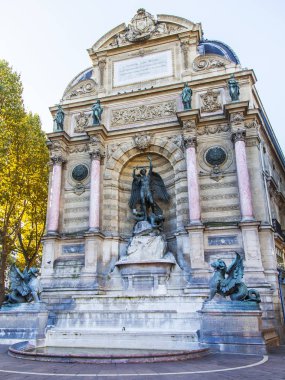  Paris, Fransa, üzerinde 27 Ekim 2017. Çok katlı binanın duvarına bitişik şehirde sonbahar güneş ışıkları Fontaine Saint-Michel, en güzel. Mimari parça