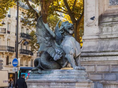   Paris, Fransa, üzerinde 27 Ekim 2017. Çok katlı binanın duvarına bitişik şehirde sonbahar güneş ışıkları Fontaine Saint-Michel, en güzel. Mimari parça