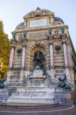   Paris, Fransa, üzerinde 27 Ekim 2017. Çok katlı binanın duvarına bitişik şehirde sonbahar güneş ışıkları Fontaine Saint-Michel, en güzel. Mimari parça