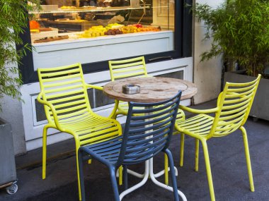 Paris, Fransa, üzerinde 27 Ekim 2017. Sokakta küçük tablolar ile çekici Cafe ziyaret edenler sabah bekliyor.. 