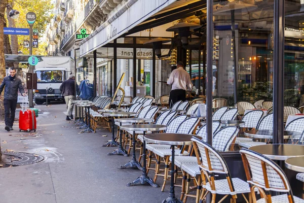 Paris França Outubro 2017 Café Atraente Com Pequenas Mesas Rua — Fotografia de Stock