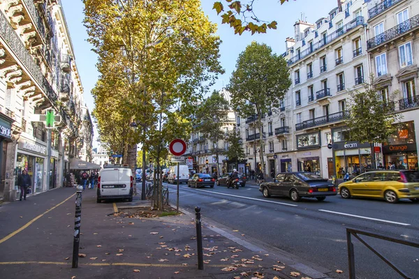 Paris Francia Octubre 2017 Numerosos Coches Peatones Van Hermosa Calle —  Fotos de Stock