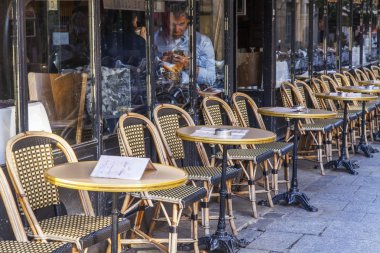 Paris, Fransa, üzerinde 27 Ekim 2017. Sokakta küçük tablolar ile çekici Cafe ziyaret edenler sabah bekliyor..