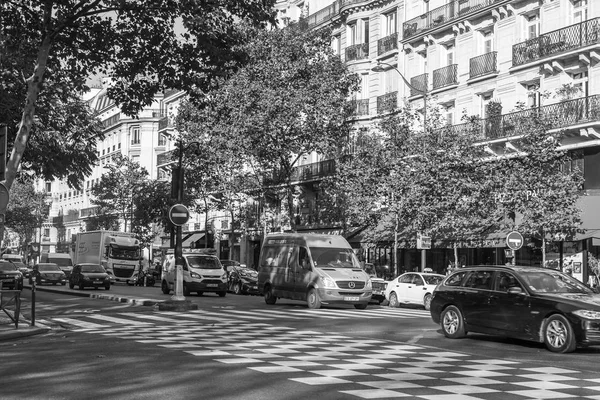 在2017年10月27日 无数的汽车和行人走在美丽的城市街道上 — 图库照片