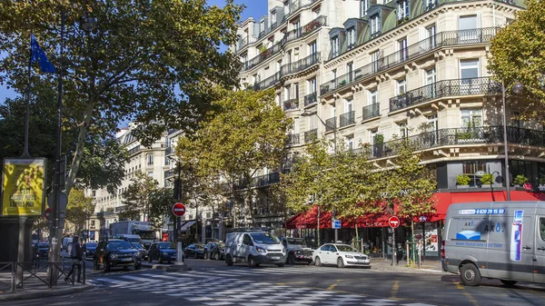 Paris Francia Octubre 2017 Numerosos Coches Peatones Van Hermosa Calle —  Fotos de Stock