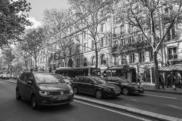 Paris France October 2017 Numerous Cars Pedestrians Beautiful City Street — Stock Photo, Image