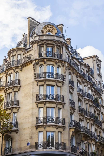 Paris, Fransa, üzerinde 27 Ekim 2017. Şehir sokak ve tipik mimari parçalar şehir merkezinde evlerin bilir. Bina cephe parçası