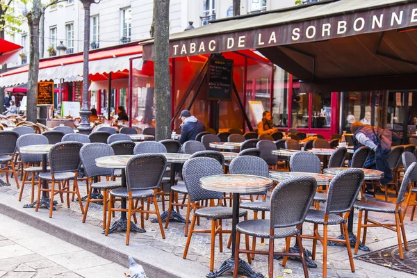在2017年10月27日 在巴黎索邦的地区有吸引力的咖啡馆 在街上的小桌子预计游客在早上 — 图库照片