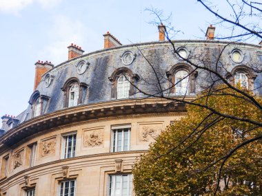 Paris, Fransa, üzerinde 30 Ekim 2017. Şehir sokak ve tipik mimari parçalar şehir merkezinde evlerin bilir. Bina cephe parçası