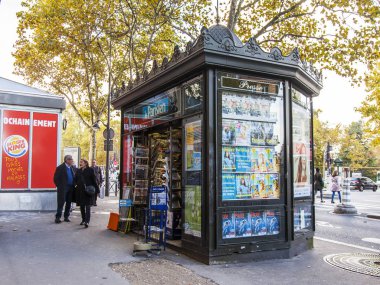 Paris, Fransa, üzerinde 27 Ekim 2017. Gazete, dergi ve diğer basılı materyaller üzerinde bir kabin basın satan bir gösteri-pencere gönderilmektedir
