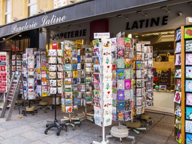 Paris, Fransa, üzerinde 30 Ekim 2017. Çeşitli unutulmaz kartları ve baskılar şehir manzaralı kaldırımda bulunan Hediyelik eşya dükkanı güzel gösteri pencerenin üzerinde koyulur
