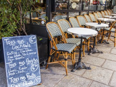 Paris, Fransa, üzerinde 27 Ekim 2017. Misafirperver çekici Kafe'nin boş küçük tablolar ve kaldırımda stand ziyaretçi bekliyoruz.