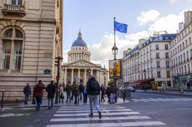 yayalar güzel şehrin sokak gidin. Bina Panteon uzaktan