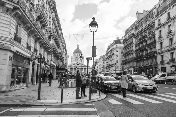 Пешеходы Ходят Красивой Городской Улице Здание Пантеона Вдалеке — стоковое фото