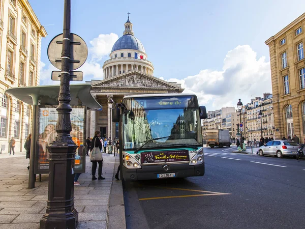 Paris Francia Octubre 2017 Autobús Detenido Calle Ciudad Cerca Una —  Fotos de Stock