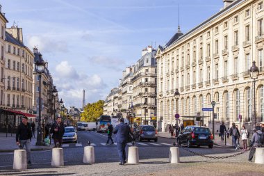 Paris, Fransa, üzerinde 30 Ekim 2017. Sonbahar şehir manzarası. Arabalar ve yayalar güzel şehrin sokak gidin. Tour Eiffel uzaktan görülür