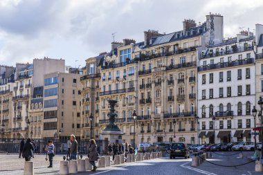 Paris, Fransa, üzerinde 30 Ekim 2017. Sonbahar şehir manzarası. yayalar güzel şehrin sokak gitmek,